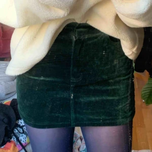  - Suuuupersnygg sammetskjol från weekday. Ser fläckig ut på första bilden men det är bara spegeln. Inte använd så mkt. 