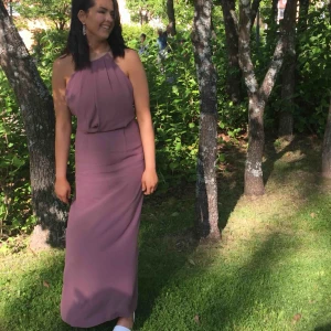  - Enkel balklänning med det lilla extra i ryggen (se bild, bifogat bild som ej är min för rättvis bedömning) Använd en gång. Nypris 1400kr, säljes för 400kr. Köparen betalar frakt utöver klänningens pris om det ej finns möjlighet att mötas upp. :)