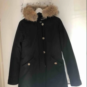  - Woolrich parka svart, storlek S. Väldigt bra skick!