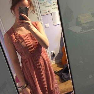  - Väldigt fin klänning, knappast använd. 