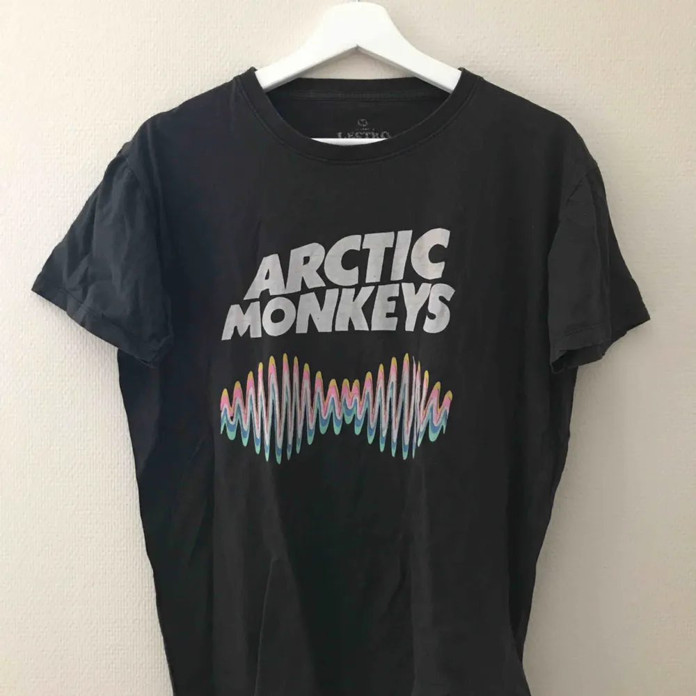 Arctic Monkeys T-shirt. Köpare står för frakt. . T-shirts.