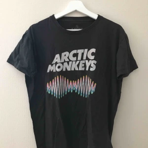  - Arctic Monkeys T-shirt. Köpare står för frakt. 