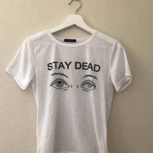  - Stay Dead t-shirt storlek M men sitter som S, knappt använd. 