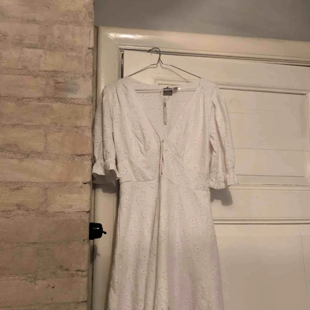 Helt ny vit klänning, säljs pga fel storlek, det står tall men passar som en vanlig kort klänning inköpt för nypris 439kr. Klänningar.