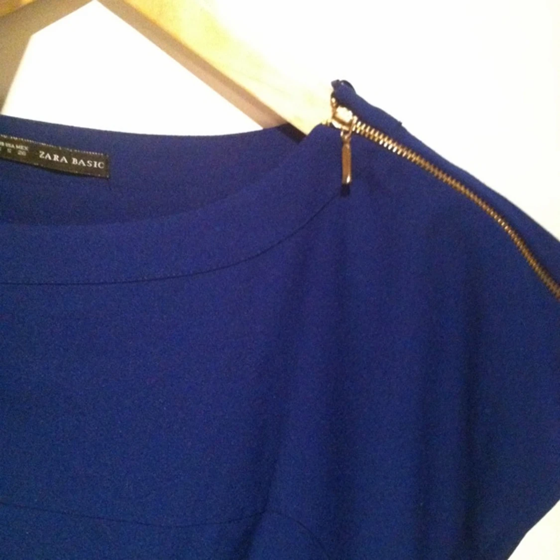 Stilren topp från zara med guldkedjor på sidorna, använd 1 gång - 1396552513