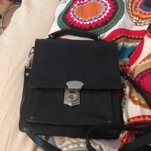  - jättefin svart läderväska, köpt på loppis för 200kr. knappt använd. köparen betalar frakt, swishbetalning!!