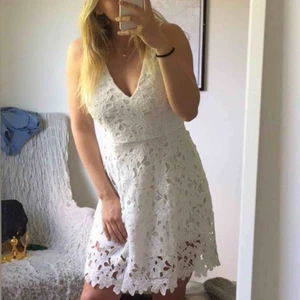  - Studentklänning inköpt 2017, använd en gång. Köpt i USA på Macy’s. Dragkedja där bak och charmig urringning 