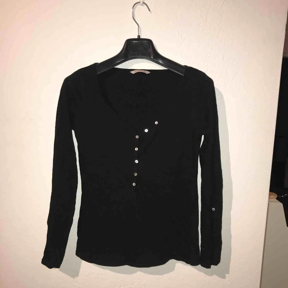 Långärmad svart tröja köpt i Paris! Sitter snyggt på! Fin i kvaliten  . Blusar.