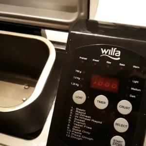  -   Säljer våran stora bakmaskin då vi inte haft tid med den, den är använd få gånger. Väldigt många program att välja på och utmärkt om ni vill ha färskt bröd till nästa morgon! Hämtas i Mehedeby