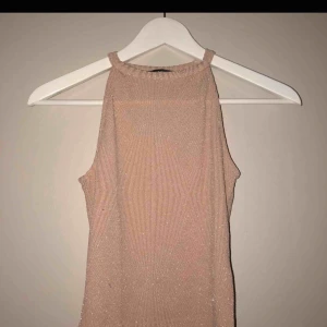  - Super fint beige/rosa linne med glitter i tyget! Perfekt för vardags eller fest!!!