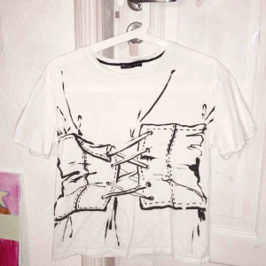  - Snygg T-shirt från zara. Knappt använd, bra skick