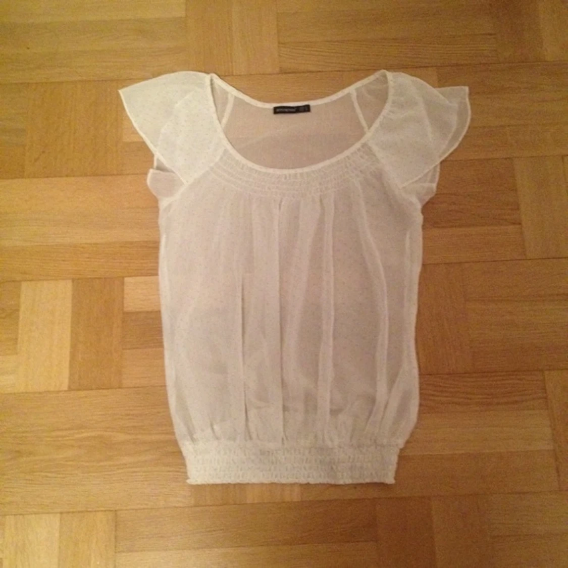 Transperant/prickig blus från England - 1396296454