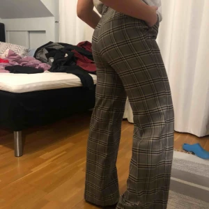  - Ett par vida rutiga byxor från H&M. Använda en gång, precis som nya! En väldigt snygg passform