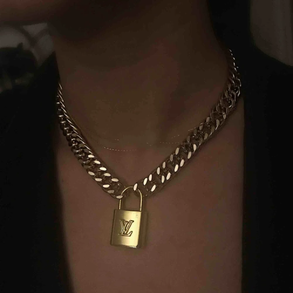 LV Louis Vuitton Gold lock chain necklace. Kopia. Utmärkt skick. Nyckel saknas men går att öppna med hårspänne. Fri frakt 💛. Accessoarer.