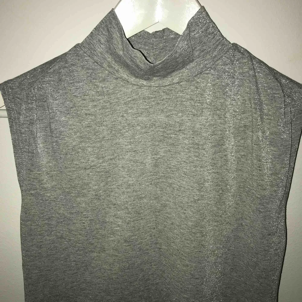 En jätte fin tröja gjord av grå glittrig material 💫 passar även för dom som har L storlek (som jag) . Toppar.