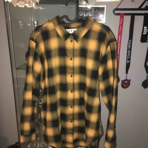  - Flanellskjorta Köpt på Carlings och är i storlek L dammodell. Möts upp i Norrköping eller fraktas