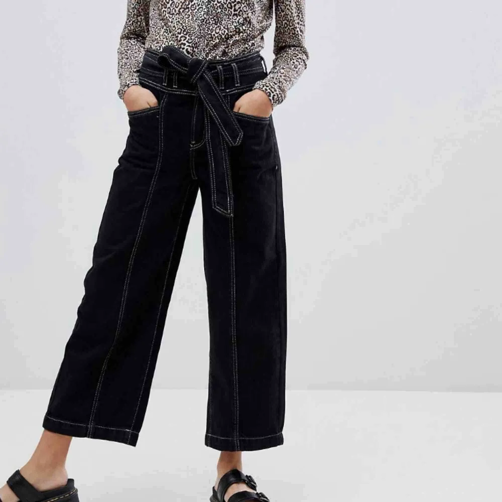 Super snygga populära byxor från Bershka med knytning framtill och konstarstsömmar. Aldrig använda . Jeans & Byxor.