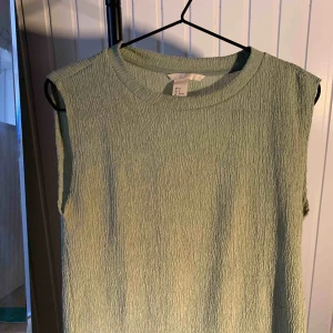  - Trend klänning i storlek 32, men passar dig som har s/m frakt tillkommer 