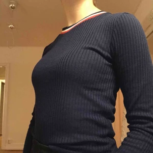  - mörkblå långärmad tröja från H&M divided! Tröjan är blå, röd och vit vid halsen. Knappt använd! Tröjan är liten i storleken, som en XXS. Frakt tillkommer på 18kr