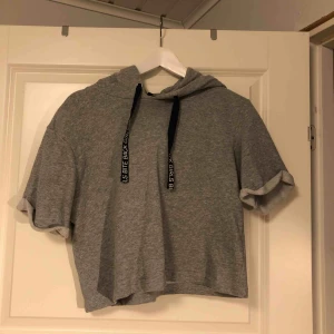  - Croppad t-shirt hoodie! Priset är inklusive frakt🥳