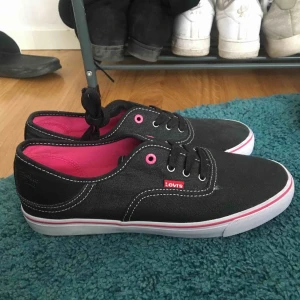  - Helt nya Levis skor och helt oanvända. Köpta i USA men tyvärr inte min stil men dom har väldigt bra kvalité och dom håller länge;)  Köpare står för frakt<3