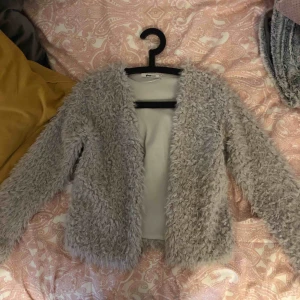  - Tunn fluffig jacka från gina tricot (Oanvänd)  