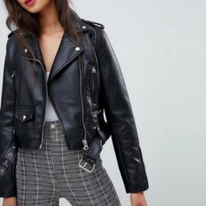  - Helt ny jacka i skinnimitaion, alltså inte äkta läder. Prislappen sltter kvar, köpt på Bershka.   Jackan är väldigt liten i storleken så själv skulle jag säga att den passar någon i S. Orginalpris 500.