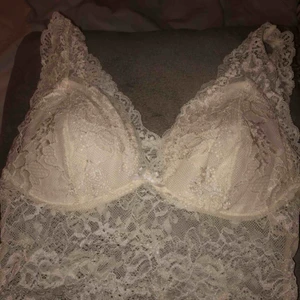  - Superfin spets-bh i stl 38, som aldrig blivit använd! Den sitter helt perfekt och är den skönaste man kan tänka sig. Inköpt på underverket förra året för 350kr