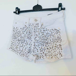  - Jeansshorts frÅn 7 OF ALL MANKIND. Nypris ca 2000kr. Lite fläckiga men går troligtvis bort i tvätten. Köparen står för frakten!:)