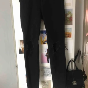  - Använda fåtal gånger. Midjan är lite lägre än en högmidjad.  Stl 38. 125kr