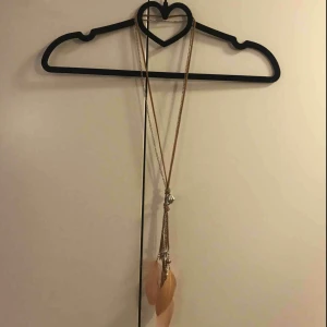  - RENSAR SMYCKESGARDEROBEN!! Halsband i överflöd! Halsband i längre modell med fjädrar längst ner. Helt och knappt använt. 