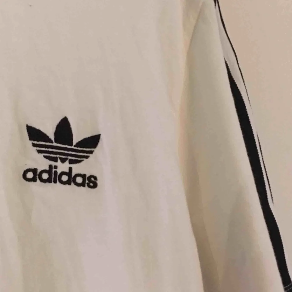 Adidas tröja köpt på Shelta, bara använd 1-2 gånger så nästan helt ny! Storlek 40 men tycker mer den känns som en M. Frakt inkluderat i priset🌸. T-shirts.