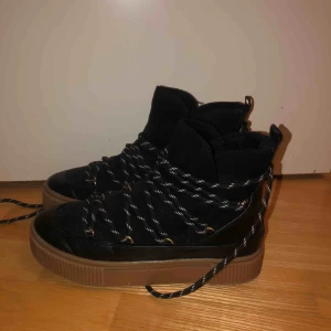  - Superfina vinterskor från H&M. Köpta i Köpenhamn för 500kr. Använda 2 gånger. Jättesköna att gå i och foder inuti, perfekt under kalla dagar. 