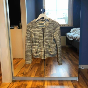  - Fin kofta från Gina tricot. Fint skick. Kortare modell