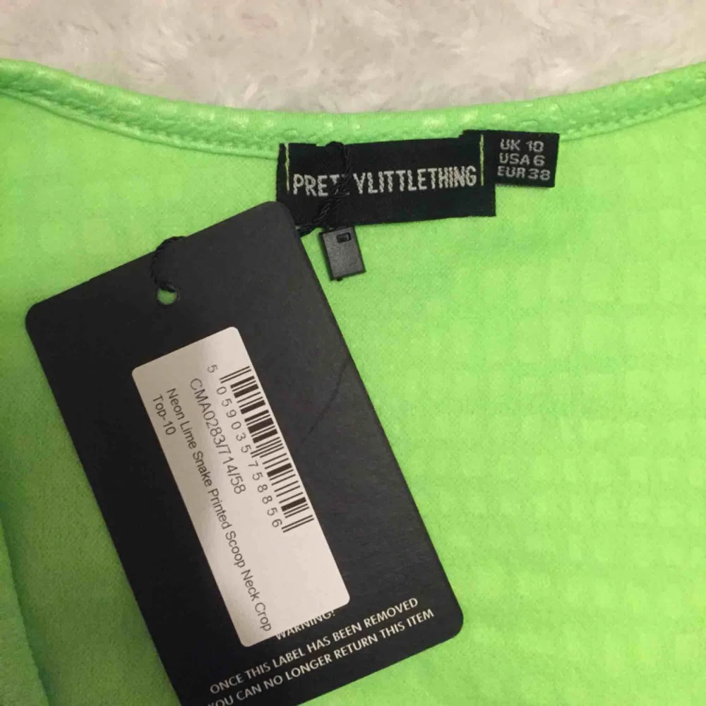 En neongrön kort långärmad tröja från prettylittlething , aldrig använd. Kan hämtas upp i Stockholm eller skickas då köparen betalar för frakten.. Toppar.