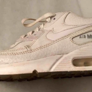  - Använda Nike air max vita. 100kr +frakt. Pris kan diskuteras. Dom skickas nytvättade.