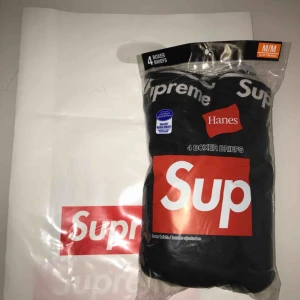  - 4st par boxer-briefs från Supreme i svart. Storlek M W32-W34. Helt oanvända och otvättade dock öppnad förpackning. Säljes på grund av köp av fel storlek. Ingen kopia utan helt äkta, som syns på kvittot på bild 3. 