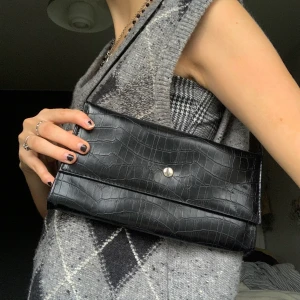 faux läderväska  - SÅLD! säljer denna superfin väska köpt på secondhand, svårt att skiljas men den måste tyvärr vidare:,(