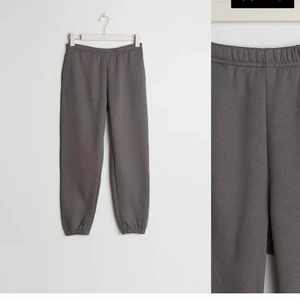 Mjukisbyxor  - Har bytt plagg i annonsen som är marknadsförd till samma mjukisbyxa som blev såld fast en annan färg! Mörkgrå mjukisar från Gina som är väldigt populära och slutsålda på vissa Gina butiker säljer de för 150kr och de är köpa för 250kr:) jag är 1,60 och frakten är 30kr då jag delar på den!