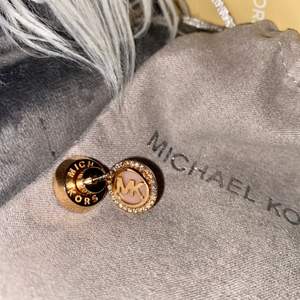 Michael Kors örhängen i roseguld som är köpta för några år sedan. Saknar 4 små stenar på ena och 1 på andra som syns på bilden. Förutom det är dem riktigt fina, dock så har jag ingen användning av dem längre. Den här varianten av mk har utgått också.