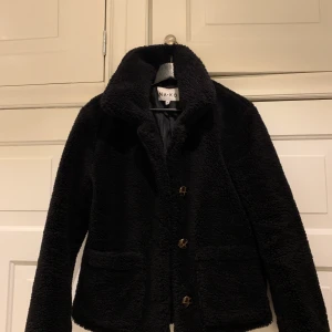 Jacka NAKD - Svart Teddy jacka från NAKD, storlek 34. Använd fåtal gånger 