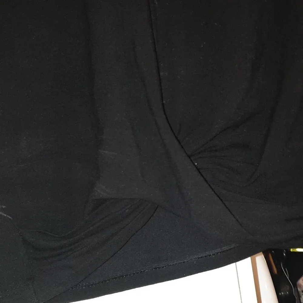 T shirt croptop från H&Ms DIVIDED med en liten swirl över naveln, supersöt o går o klä upp lätt med accesoarer eller vara ha som den är till ett par mjukis, använd 2 ggr typ o säljes för den bara blir liggandes och gillar inte t shirts så mkt🌺💞. Toppar.