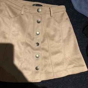 Zara kjol - Väldigt snygg mocka imiterad kjol, ljus beige. Storlek S eller M. Liknar den populära från Gina Tricot rätt så mycket