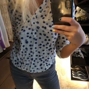 Blommig blus - Söötaste blusen med blå blommor och knytning på ärmarna✨🌼