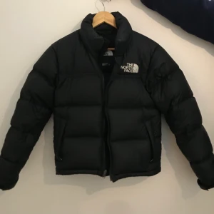 North Face jacka - Säljer min northface jacka, knappt använd pga för liten storlek. Originalpris; 2500kr. Kan gärna byta mot samma jacka men med storlek S🥰 Skriv för fler bilder på. Priset är inkl frakt