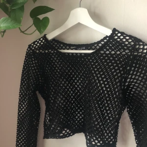 Croppad nättröja - Croppad nättröja, sjukt snygg att ha bara som den är eller under en kortärmad ⚡️ storlek 8 vilket motsvarar S/M  Möts upp i Göteborg annars står köparen för frakten