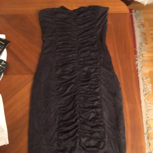 Klänning  - Fin klänning som sitter så fint på, knappt använd. Fint skick. Frakt ingår ej. 