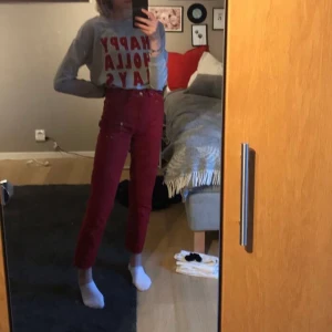 Momjeans - Ett par jättefina röda jeans i mom-fit. Modellen heter ”vintage fit highwaist”. Passar nog bäst på någon som är mellan 155-165. Säljer för att dem har blivit för små. När jag tog bilden var jag typ 167 och då satt del som en smäck. Kan fraktas men även mötas upp i Karlskrona. Betalning sker via swish. Rabatt vid köp av flera plagg.
