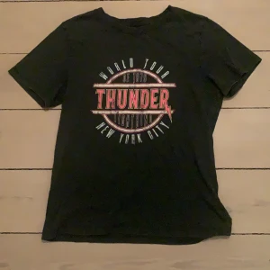 Graphic Desgin  - So pretttyyyyyyy graphic design shirt!!! It’s big but the size is xs!🌸💕 NYC