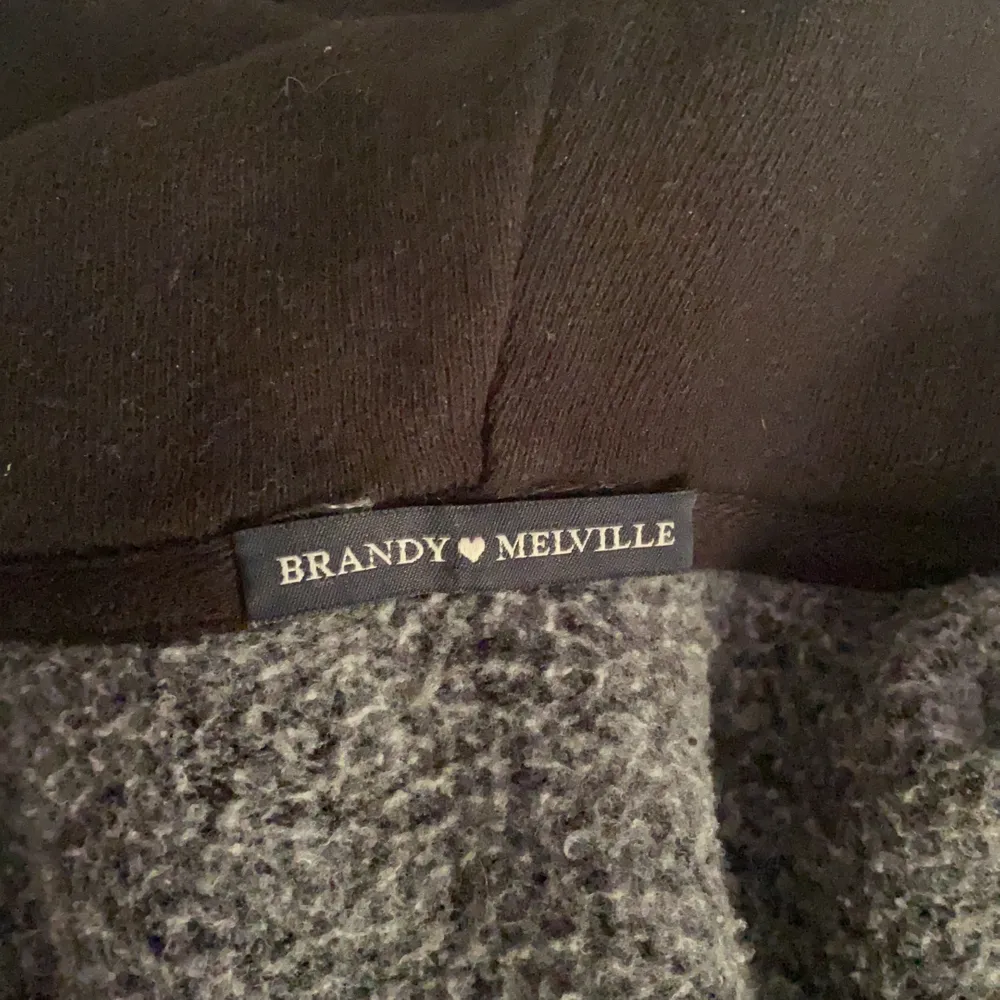 Svart lite croppad tröja från Brandy Melville köpt i USA. Jättefin men används inte💕. Hoodies.